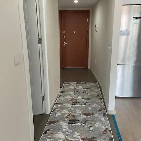 Lüks Site ıçerisinde Havuz Olanaklı Ev Istambul